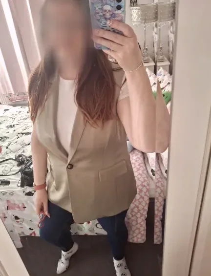 Sabrina, 38
